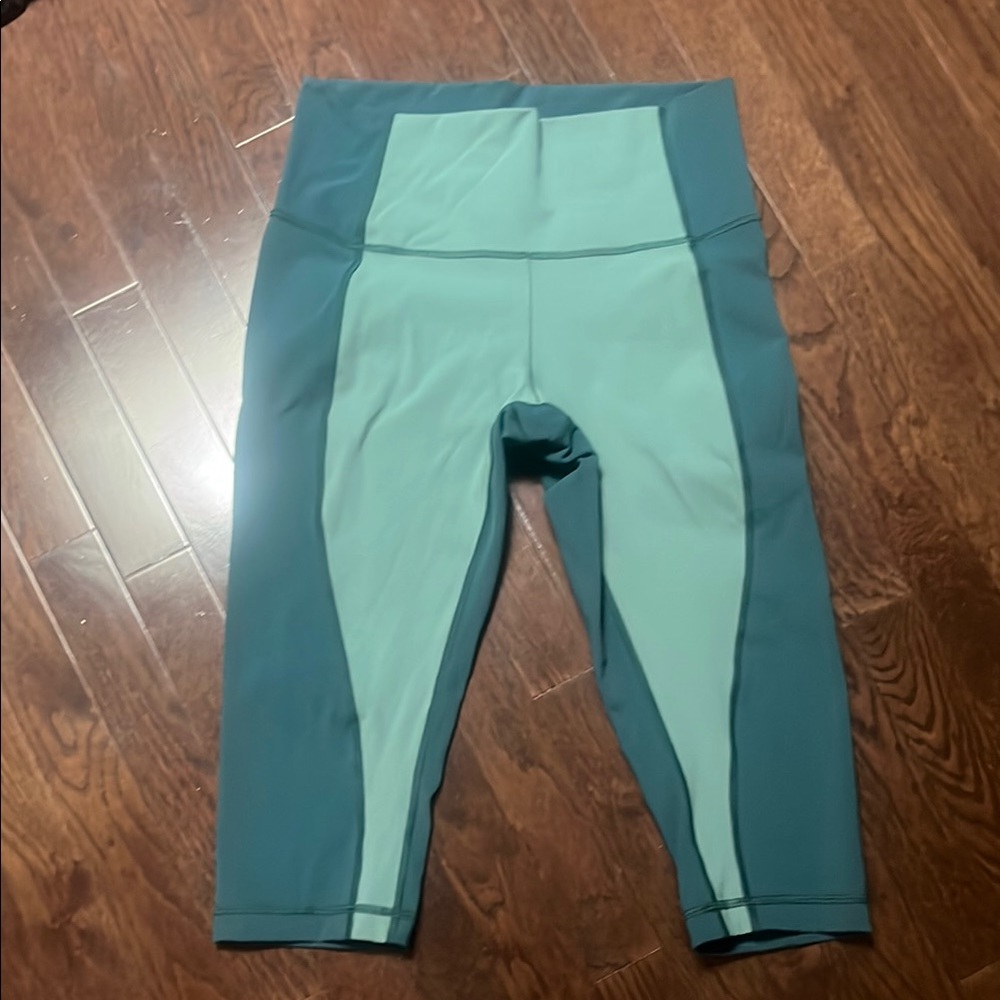 Lululemon Two-Tone Athletic Cropped Leggings